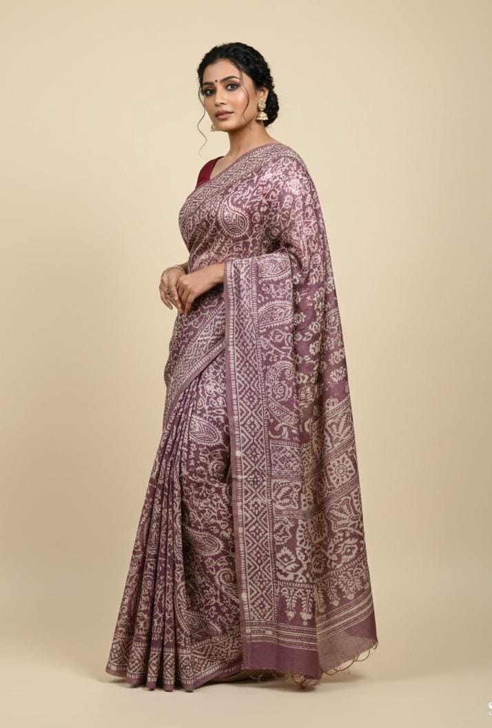 ঐতিহ্যের ছোঁয়ায়—সফট সিল্ক বাটিক শাড়ি